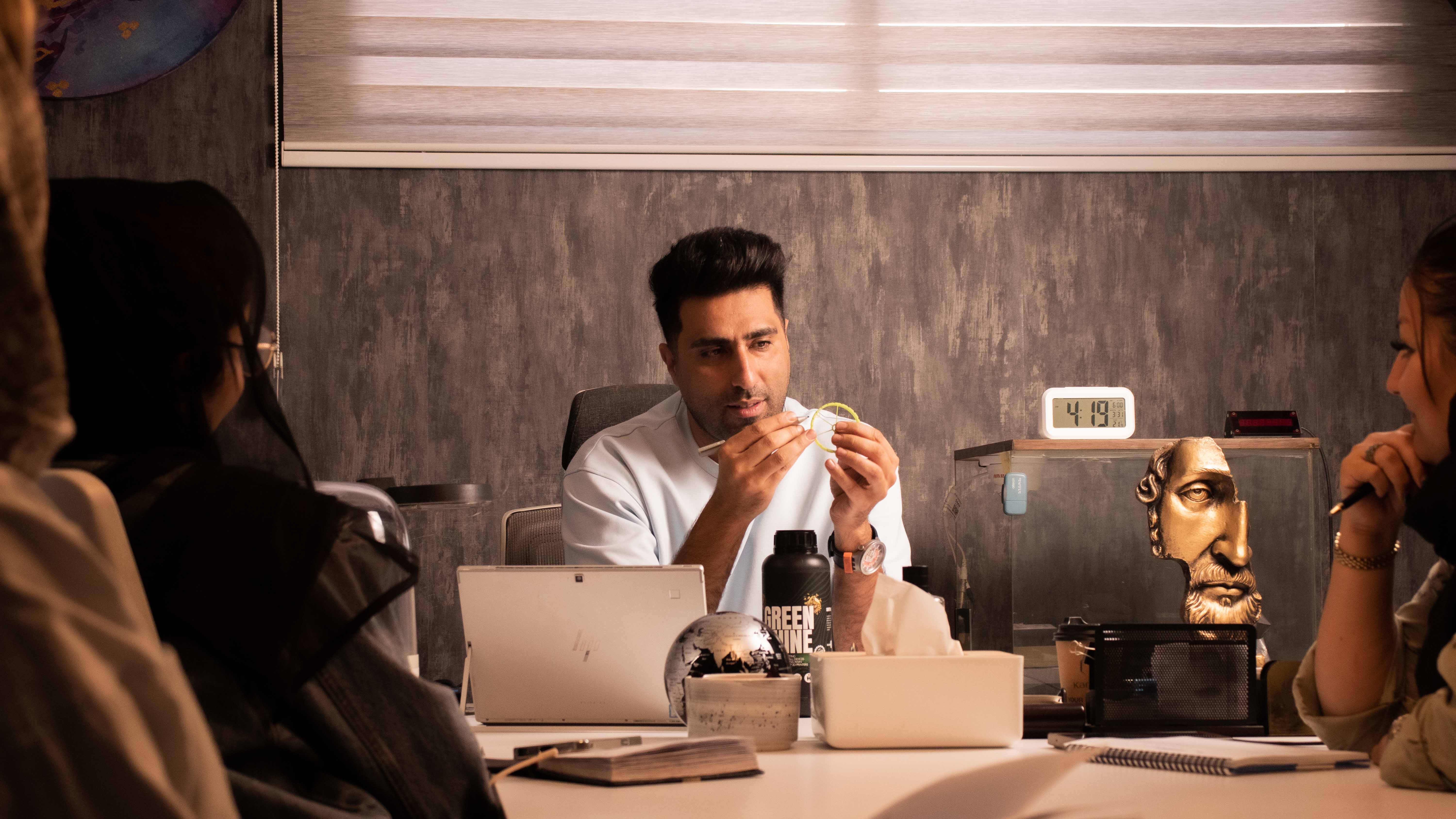 تیم خلاق در حال ایده‌پردازی